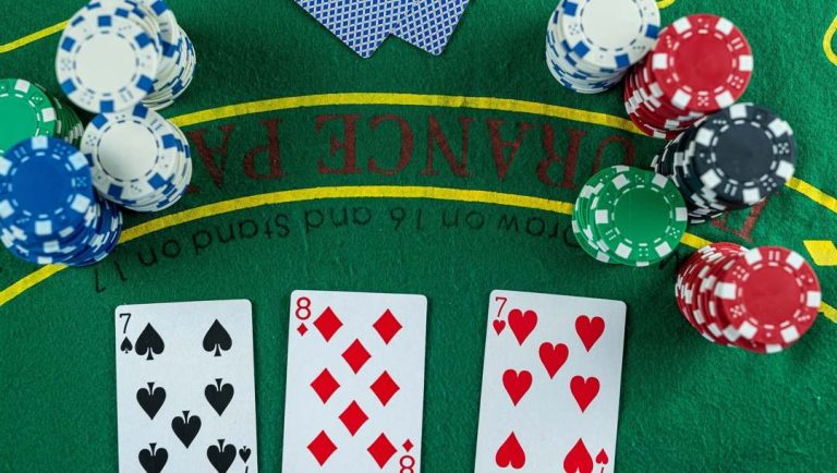 Karayip Stud mu, 5-Kartlı Stud Poker mi?